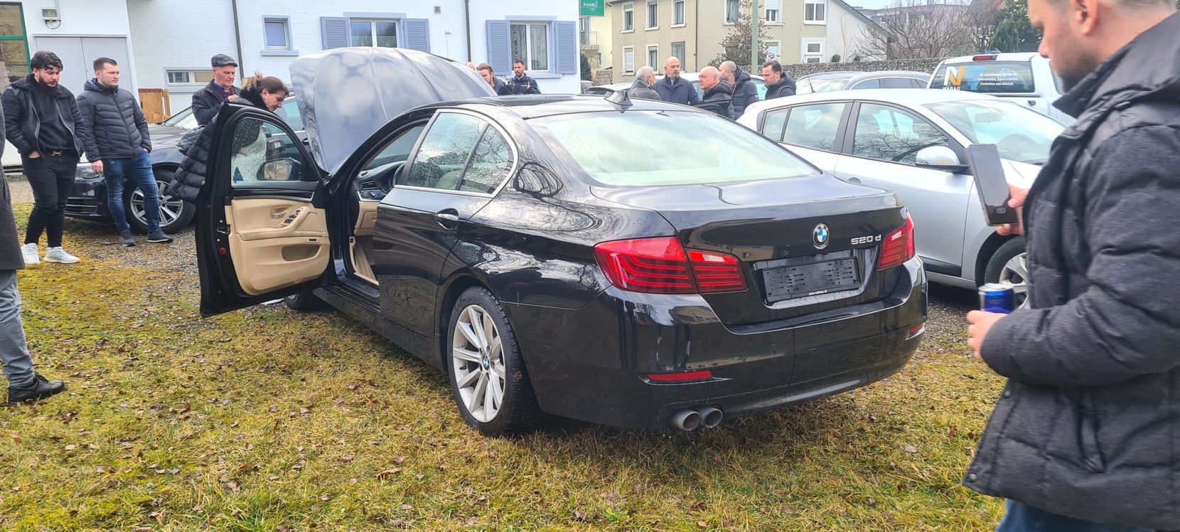 In Pfäffikon wurde am Donnerstag, 23. Februar 2023, ein BMW versteigert. Luljeta Kastrati bot am meisten.